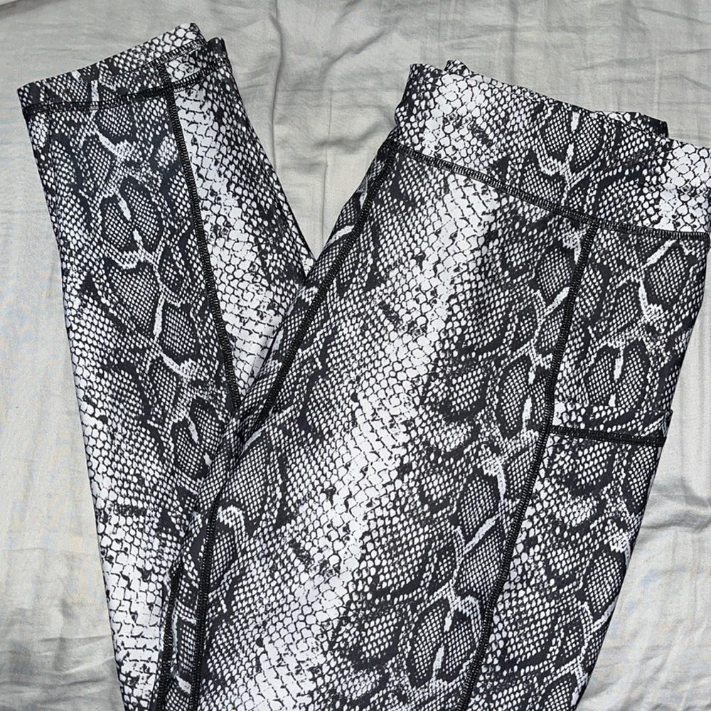 Black and white snake print leggings